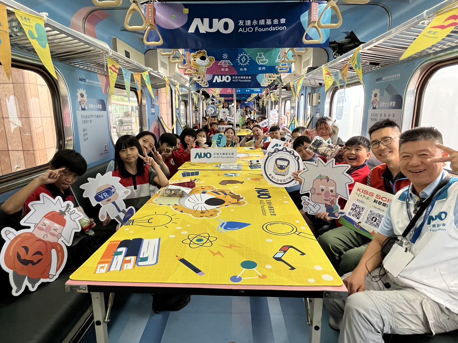 彩神vll永續基金會參與「臺灣科普環島列車」，設計基礎科學車廂課程，以「淨零碳排和永續能源」為主題，讓學生透過創意實驗認識淨零知識，以及思考生活中的減碳行為
