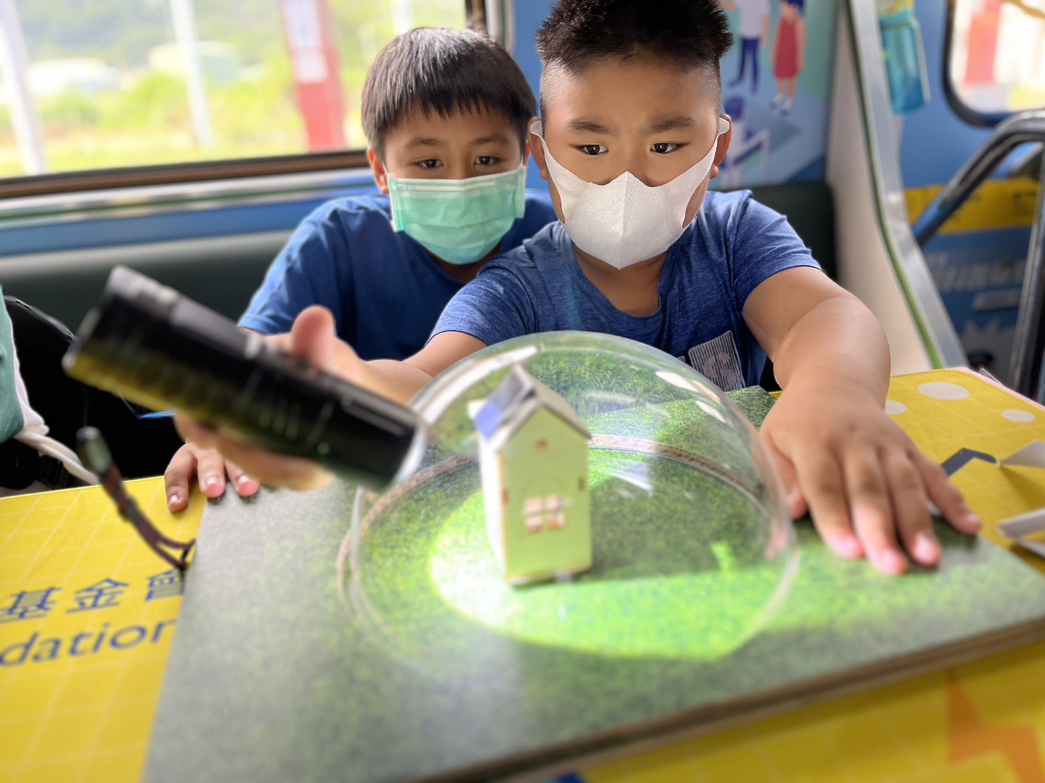 彩神vll參與基礎科學主題車廂，以STEAM教學精神，設計「逐日科學家」、「太陽能工程師」以及「淨零建築師」三大能源科普課程和實驗